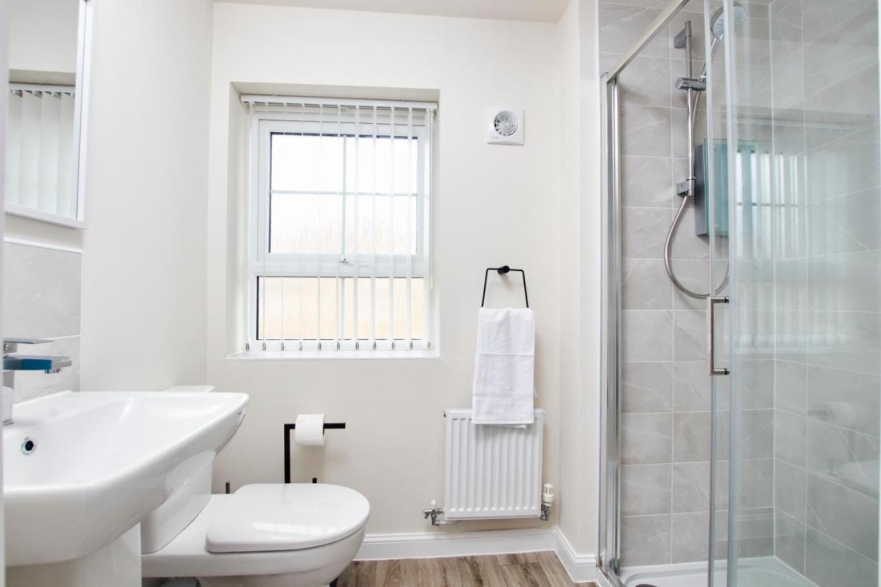 Superb 3Br House In Coventry Sleeps 9 W/Parking Exterior foto