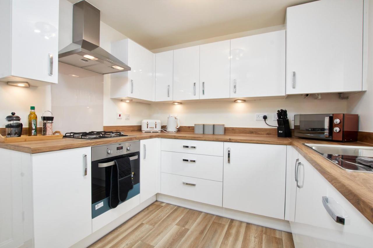 Superb 3Br House In Coventry Sleeps 9 W/Parking Exterior foto