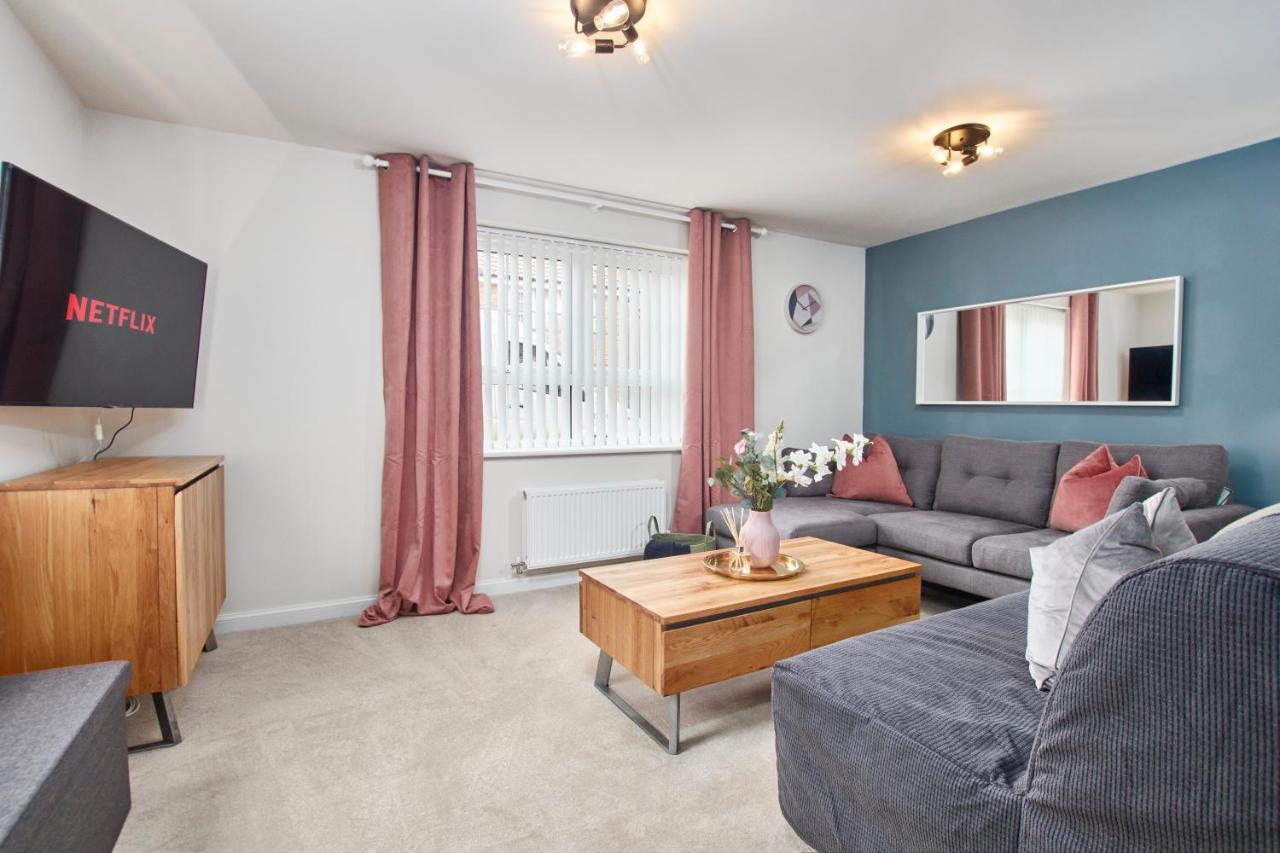 Superb 3Br House In Coventry Sleeps 9 W/Parking Exterior foto