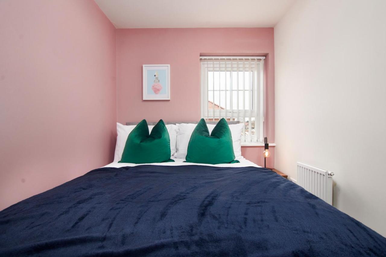 Superb 3Br House In Coventry Sleeps 9 W/Parking Exterior foto