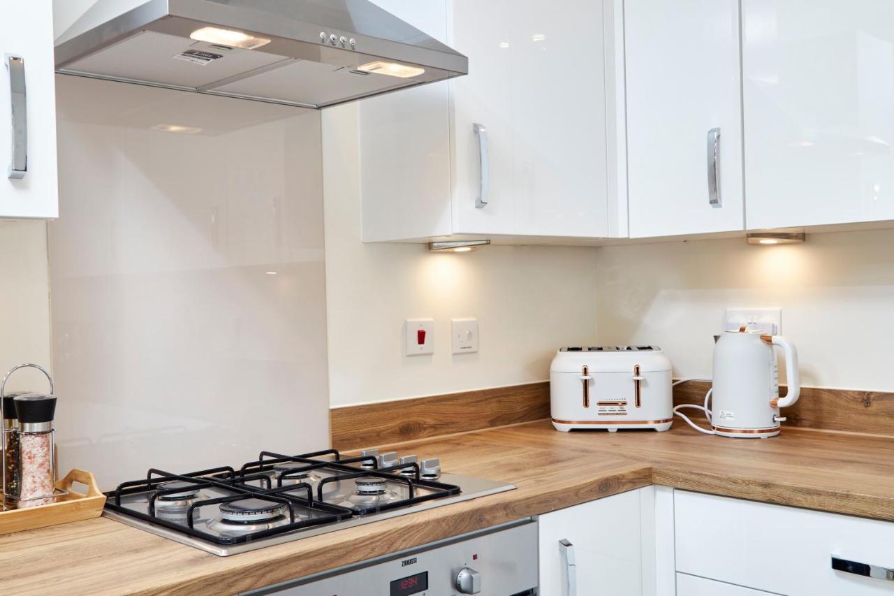 Superb 3Br House In Coventry Sleeps 9 W/Parking Exterior foto