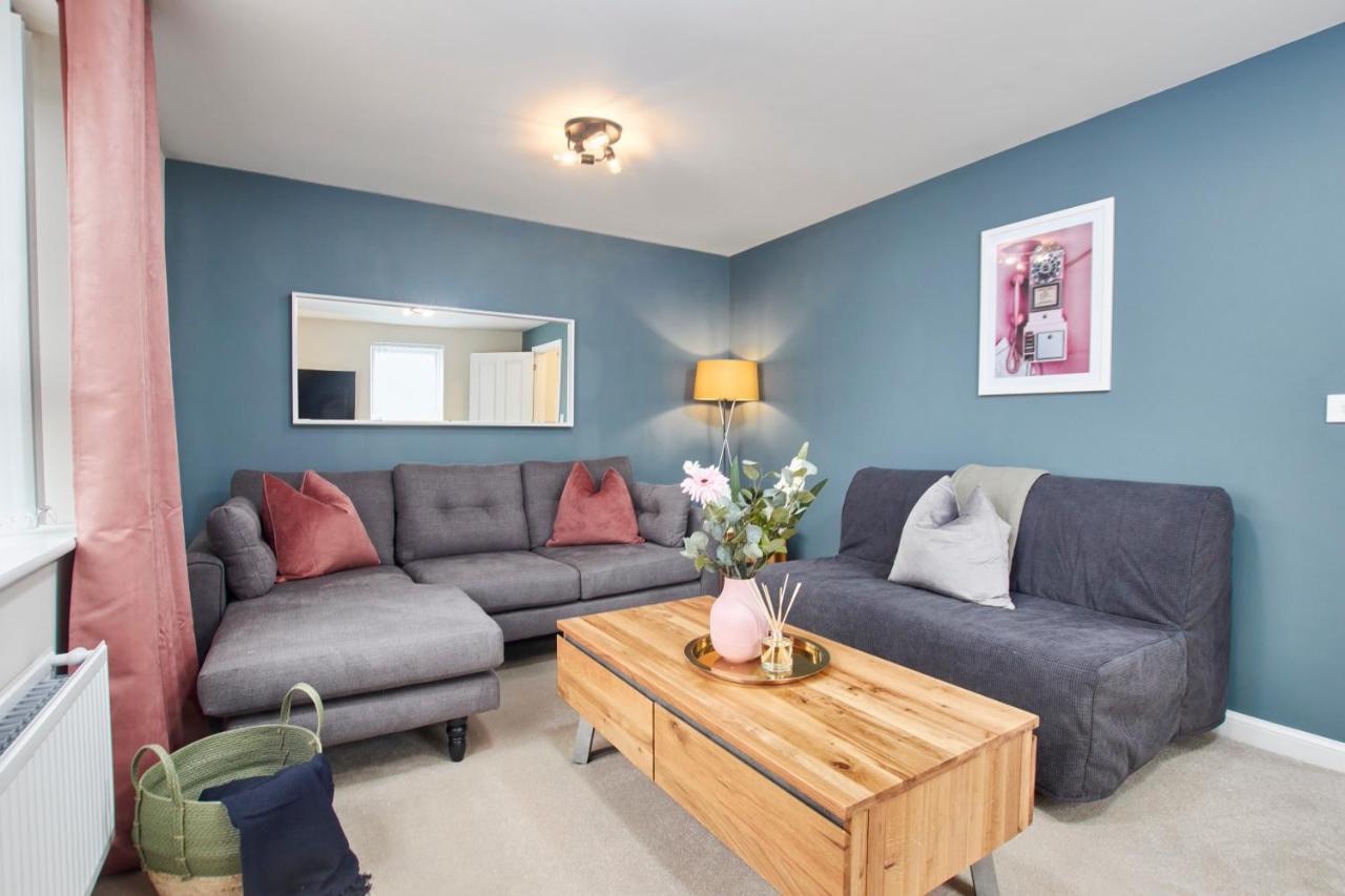 Superb 3Br House In Coventry Sleeps 9 W/Parking Exterior foto