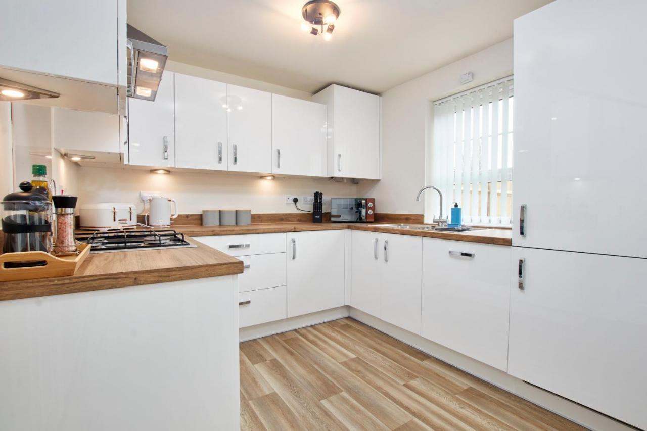 Superb 3Br House In Coventry Sleeps 9 W/Parking Exterior foto