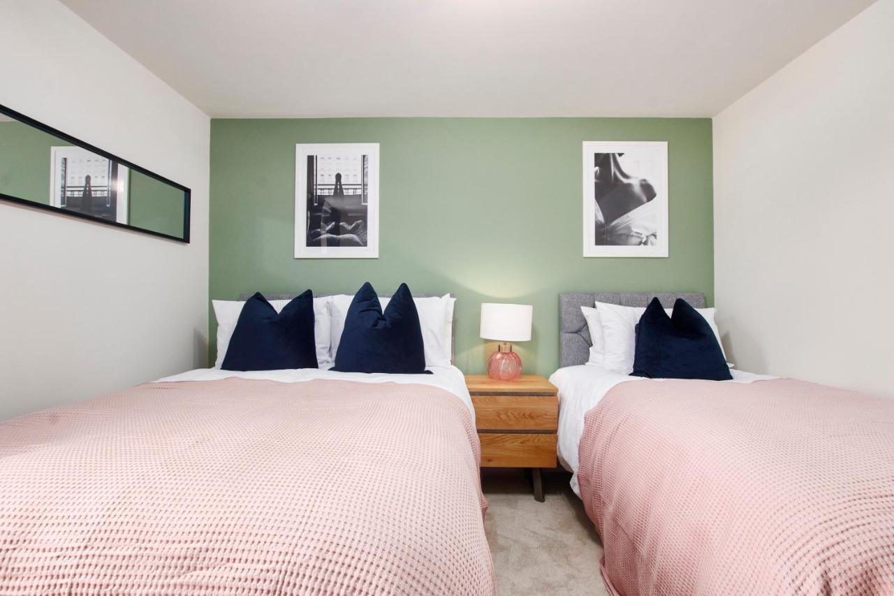 Superb 3Br House In Coventry Sleeps 9 W/Parking Exterior foto