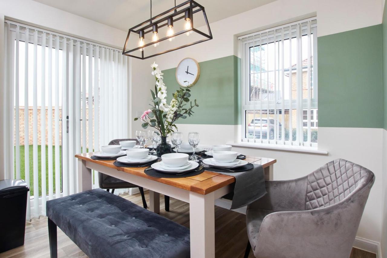 Superb 3Br House In Coventry Sleeps 9 W/Parking Exterior foto