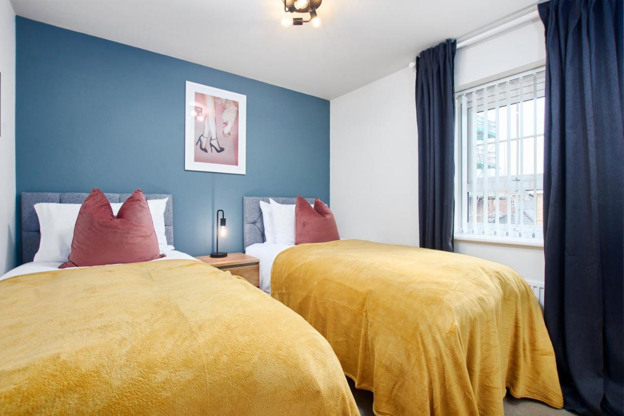 Superb 3Br House In Coventry Sleeps 9 W/Parking Exterior foto