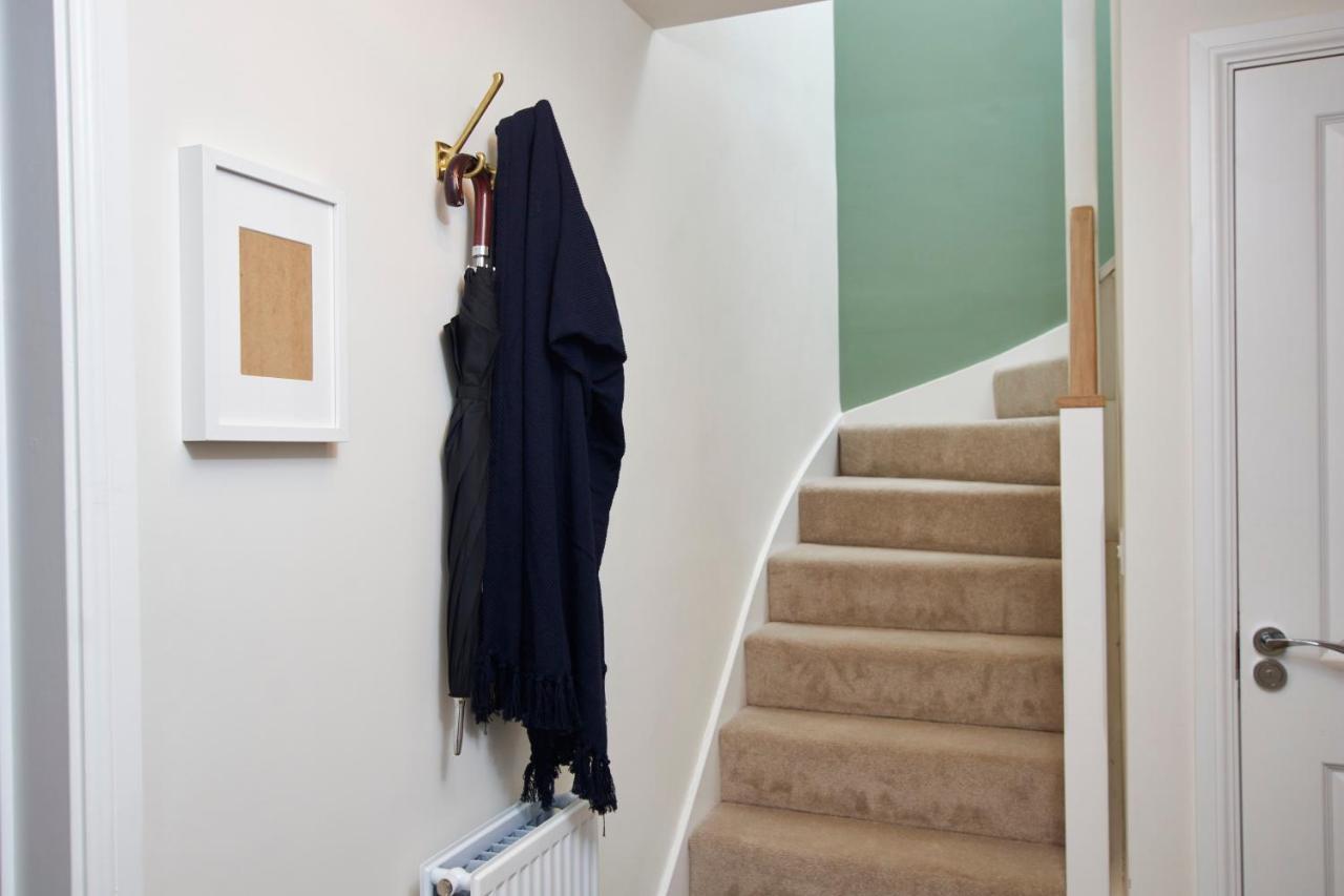 Superb 3Br House In Coventry Sleeps 9 W/Parking Exterior foto